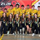 Equipos femenino y masculino de Rolling Lemons celebran la Liga.