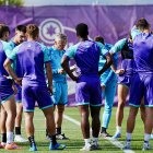 Entrenamiento del Real Valladolid, con Escribá en el medio entre varios jugadores.