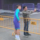 Chuki se hace la foto junto al aficionado.