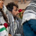 Salim Malla. junto a otros miembros de la flotilla, tras ser liberado por Israel.
