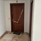 Imagen de la puerta de la vivienda en la que se hallaron los cadáveres