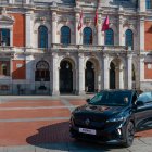 Un coche en la plaza Mayor de Valladolid.