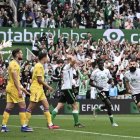 El ex blanquivioleta Villalibre celebra el primer gol del Racing.