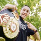 Isa Rivero posa orgullosa tras retener el cinturón de la WBA.