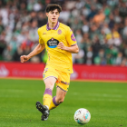 Galde da un pase ante el Racing de Santander.