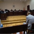 Los acusados de traer cocaína de Colombia ocupan el banquillo en la Audiencia de Valladolid el día del juicio.
El Tribunal Superior de Justicia de Castilla y León ha mantenido la condena íntegra de ocho años y medio de cárcel y multa de 1,5 millones a Julio Ángel P.A, principal encausado por la importación de cocaína desde Colombia impregnada en carbón, y ha aplicado rebajas a sus otros dos compañeros de banquillo, Gabriel M.G. y Abdelkrim M, al estimar en ambos casos parcialmente su recurso de apelación.

POLITICA CASTILLA Y LEÓN ESPAÑA EUROPA VALLADOLID JUSTICIA