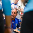 Javier Rujas, pizarra en mano, durante el último partido del Aula en Lanzarote.