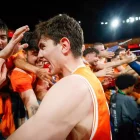 Sergio de Larrea, firmando autógrafos tras el pase del valencia basket a la Final Four.