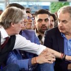 Carlos Martínez conversa con Zapatero en el acto de final de la campaña de las autonómicas en Valladolid.