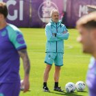 Escribá, al fondo, el martes durante el entrenamiento del Real Valladolid.