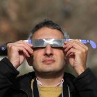Una persona con las gafas homologadas para ver el eclipse