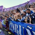 Aficionados del Deportivo abrazan a uno de sus jugadores tras el ascenso.