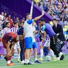 Sanseviero es sujetado por Guilherme en su salida.