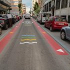 Calzada en la calle Felipe II pintada con líneas de colores