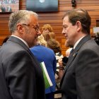 Carlos Pollán y Alfonso Fernández Mañueco se saludan en el Pleno de Constitución de las Cortes. ICAL