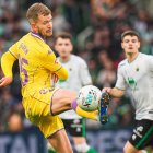 Erlien intenta controlar el balón en su último partido, en Santander.