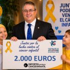 Entrega del cheque por parte de la Federación de Atletismo de Castilla y León.