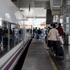 Pasajeros se suben a un tren AVE en una imagen de archivo.
