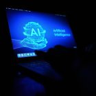 Un ordenador con las siglas AI de Artificial Intelligence (Inteligencia Artificial)