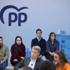 Alberto Núñez Feijóo durante una reunión con representantes de asociaciones juveniles, en una imagen de archivo.
