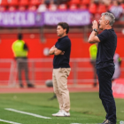 Fran Escribá da indicaciones ante el Almería.