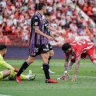 Guilherme permanece sentado sobre el césped tras el remate de Miguel, vallisoletano del Almería, mientras Torres habla con Tomeo.
