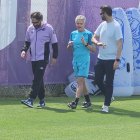 Orta, Escribá y Solares conversan en un entrenamiento.