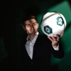 Chuki posa con el balón oficial del club.