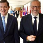 Alfonso Fernández Mañueco y Carlos Pollán, de vuelta del hall de las Cortes tras presentar el pacto de Gobierno.