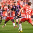 Clerc intenta eludir a Lopy y Dzodic durante el reciente partido de Almería.