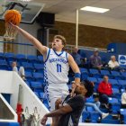 Drenin Dinkins con la camiseta de Rockhurst University Hawks de la NCCA II.