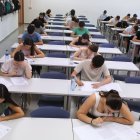 Un grupo de estudiantes afronta uno de los exámenes de la PAU