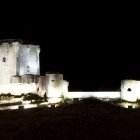 La iluminación nocturna realza la silueta del Castillo de Íscar, uno de los grandes símbolos patrimoniales de Valladolid.