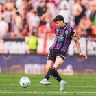 David Torres da un pase durante el reciente partido en Almería.