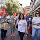 CCOO y UGT se manifiestan para exigir soluciones a los problemas de la vivienda.