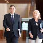 Alfonso Fernández Mañueco y Leticia García a su llegada al hemiciclo para el debate de investidura.
