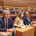 Parte de la bancada del PSOE durante la intervención de Mañueco.