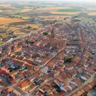 Las dos conocidas como ‘giraldas de Castilla’ elevan el perfil monumental de Alaejos sobre el paisaje de la meseta vallisoletana.
