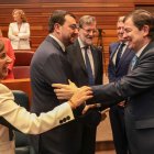 Adrián Barbón felicita al Alfonso Fernández Mañueco, en presencia de Mariano Rajoy, la presidenta de Cantabria y el de Galicia