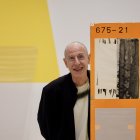 El artista Miquel Mont junto a sus obras de la exposición ''Olvidar Borrar, Borrar Despacio”