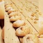 Su aspecto recuerda a pequeños macarons rústicos, aunque los amarguillos conservan una receta castellana con siglos de historia