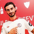 Juan Iglesias, con su nueva camiseta del Sevilla.