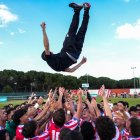 El entrenador Álex Izquierdo, manteado por sus jugadores el día del ascenso.