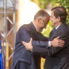 El presidente de la Junta, Alfonso Fernández Mañueco, felicita al vicepresidente primero, Carlos Pollán, tras su toma de posesión