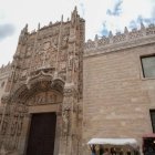 La espectacular fachada del Colegio de San Gregorio, en pleno centro de Valladolid, sigue sorprendiendo por la cantidad de figuras, símbolos y detalles tallados en piedra.