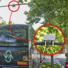 Un autobús pasa por delante de uno de los semáforos donde ya se ha instalado el sensor.