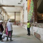 Operarios en el hall de lo que será el centro de vida activa de Leopoldo Cano.