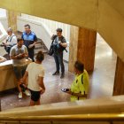 Varios informadores de los medios de comunicación esperan en el Ayuntamiento de Soria mientras la Guardia Civil registra varias dependencia por orden judicial.