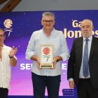 El padre de Sergio de Larrea recoge el premio del jugador del Valencia Basket en la gala FBCYL.