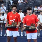 Arturo Coello y Agustín Tapia posan con el trofeo de Camepones del Oysho Valladolid Premier P2.